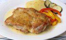 阿波尾鶏モモ肉のパリパリソテー　レモンバターソース
